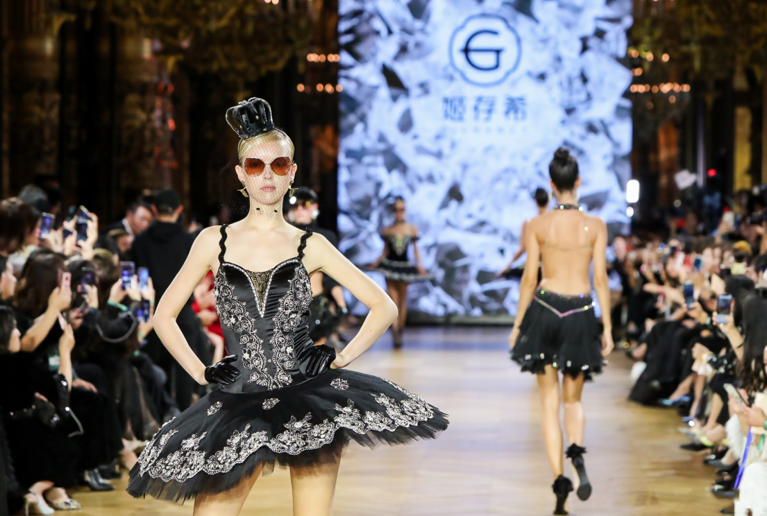 模特展示姬存希时尚墨镜系列