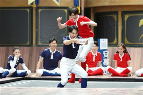 郭麒麟与蔡徐坤进行端水游戏