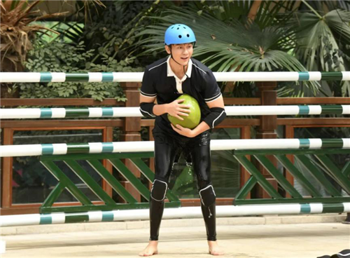 嘉宾李晨进行椰子抢夺赛