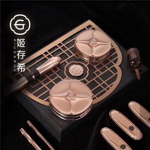 姬存希臻容挚献月光宝盒中的彩妆产品